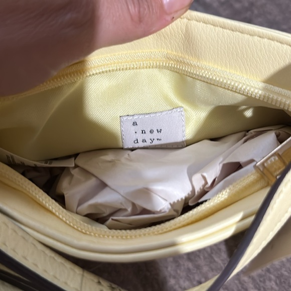 NWT cute pastel yellow mini purse. - Picture 3 of 4